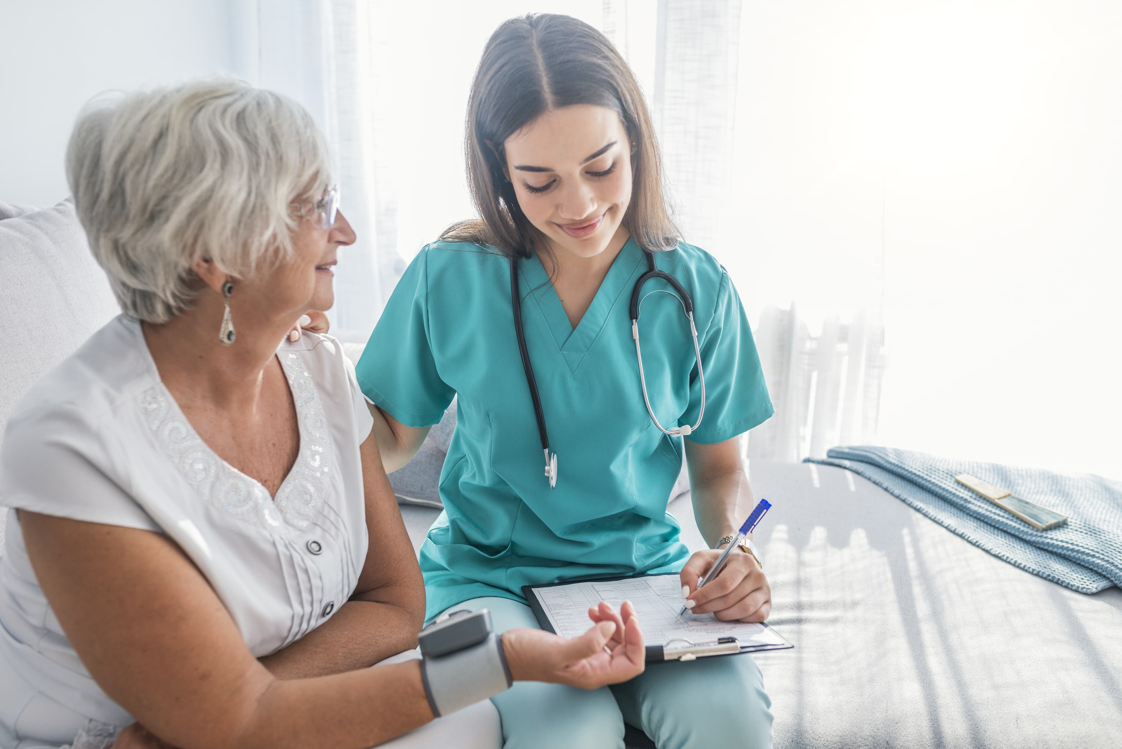 Krankenpfleger und Patient - Stellenangebote pflege